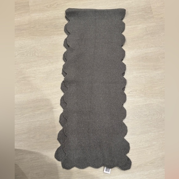 Gray Ribbed Scalloped Edge Scarf - Picture 2 of 5